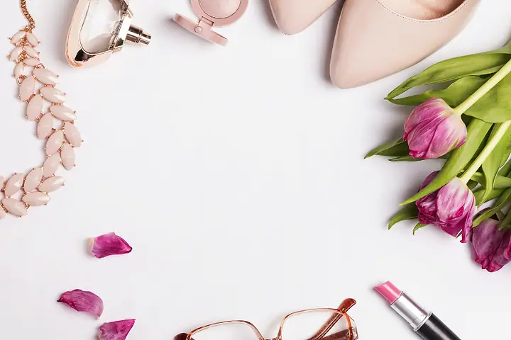 Colar, sapato, batom, óculos e tulipas sobre um fundo branco