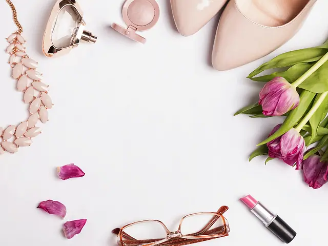 Colar, sapato, batom, óculos e tulipas sobre um fundo branco