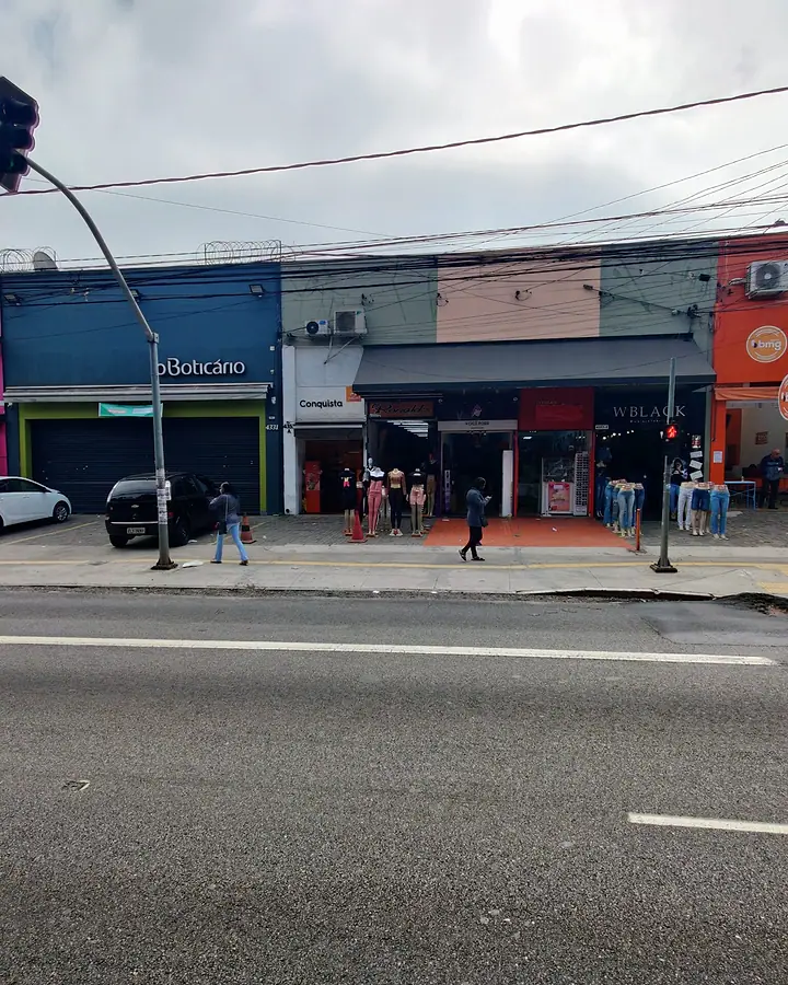 Trecho da Avenida Marechal Tito, no Itaim Paulista, com lojas e a calçada